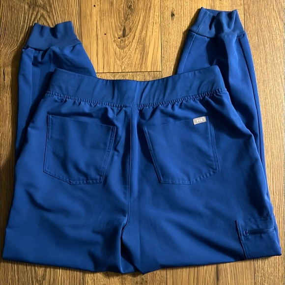 FIGS Scrub Set Top:Short Sleeve Size L Pants:Elastic Waistband & Ankles Size L - Picture 10 of 16